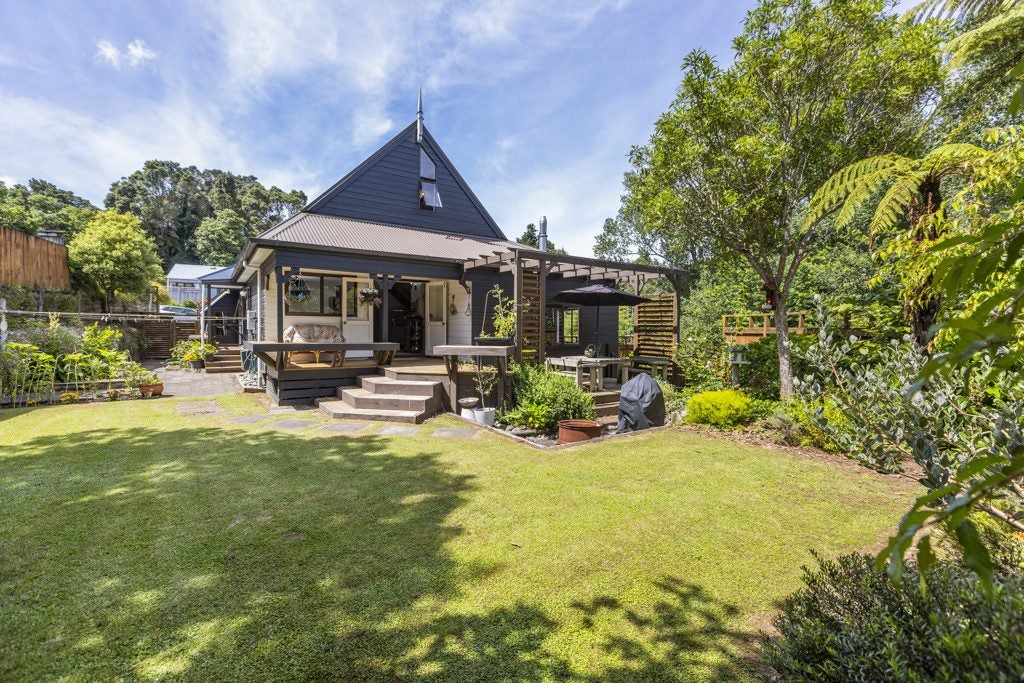 3 Lombardy Place, Whalers Gate, New Plymouth - Carousel 1