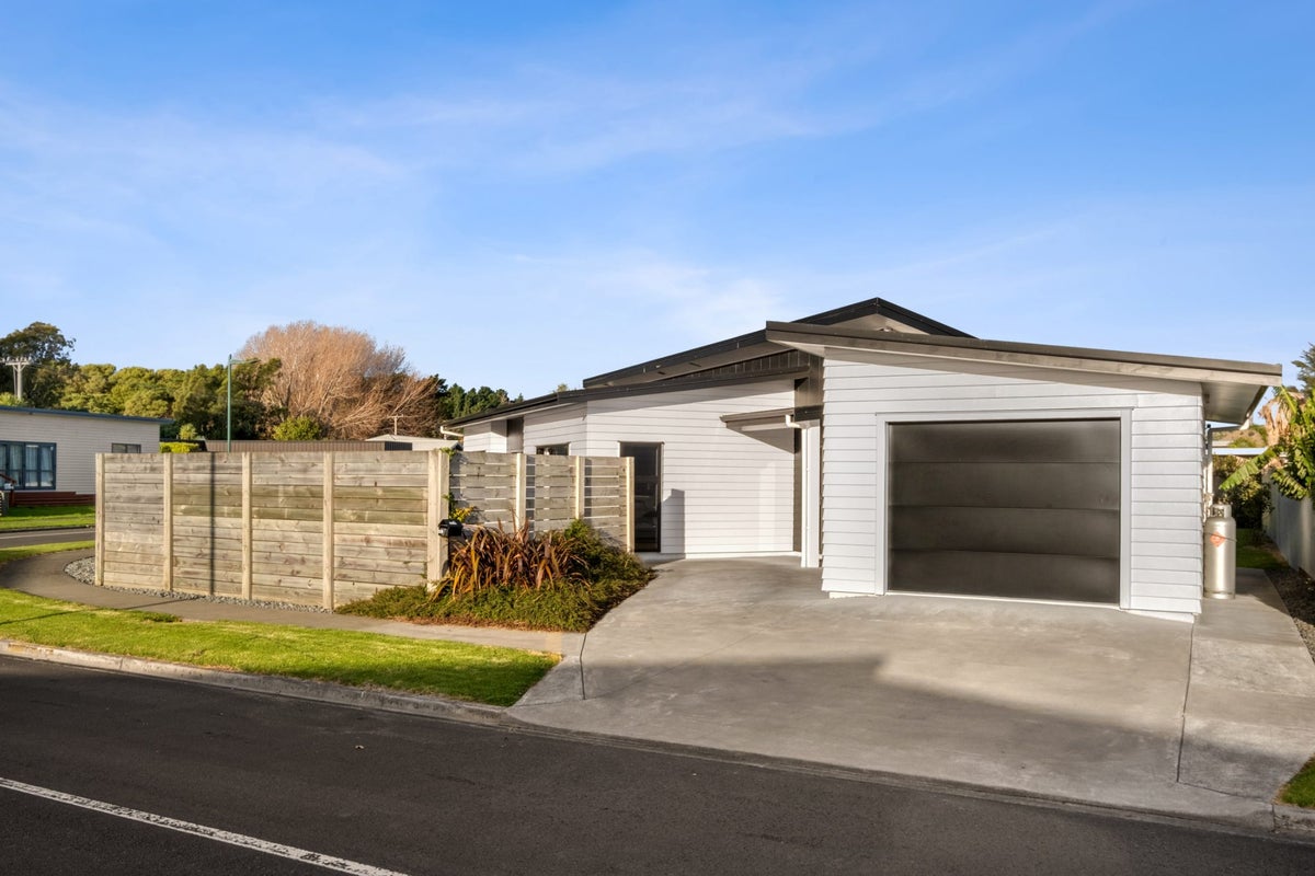 7 Tuamotu Park, Wainui, Gisborne - Carousel 1