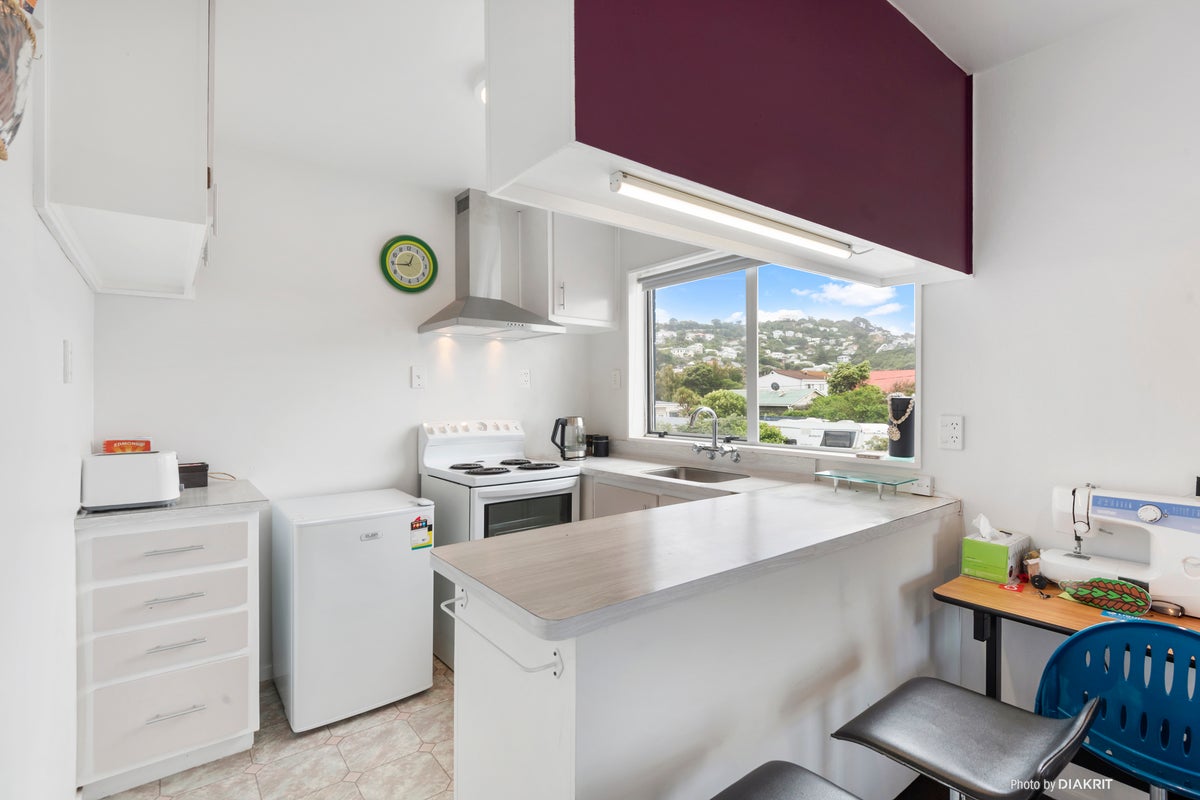 2/218 Onepu Road, Lyall Bay, Wellington - Carousel 2