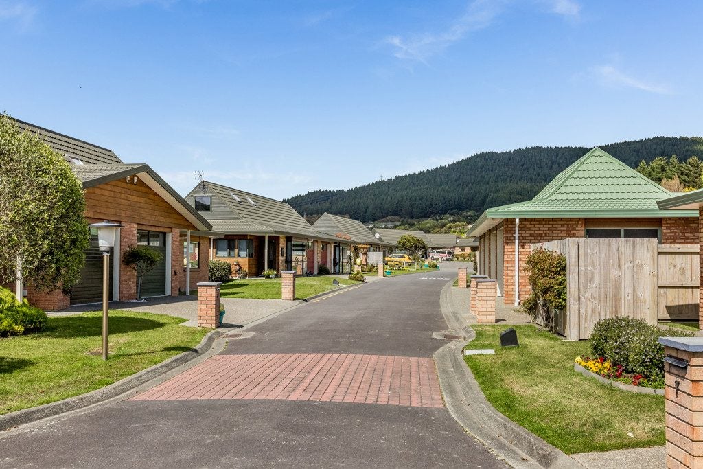 2/42 Main Road, Tawa, Wellington - Carousel 1