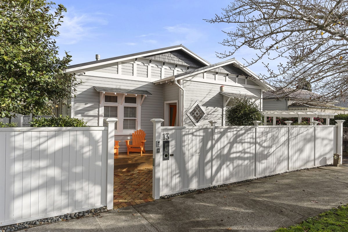 13 Mars Avenue, Sandringham, Auckland - Carousel 1
