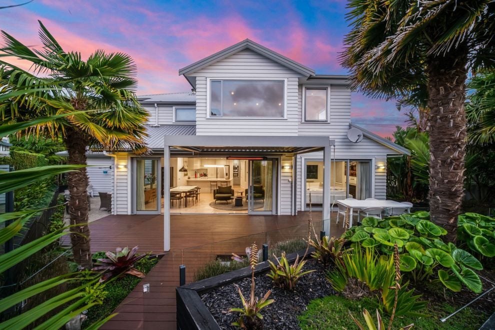 21 Raymond Street, Point Chevalier, Auckland - Carousel 2