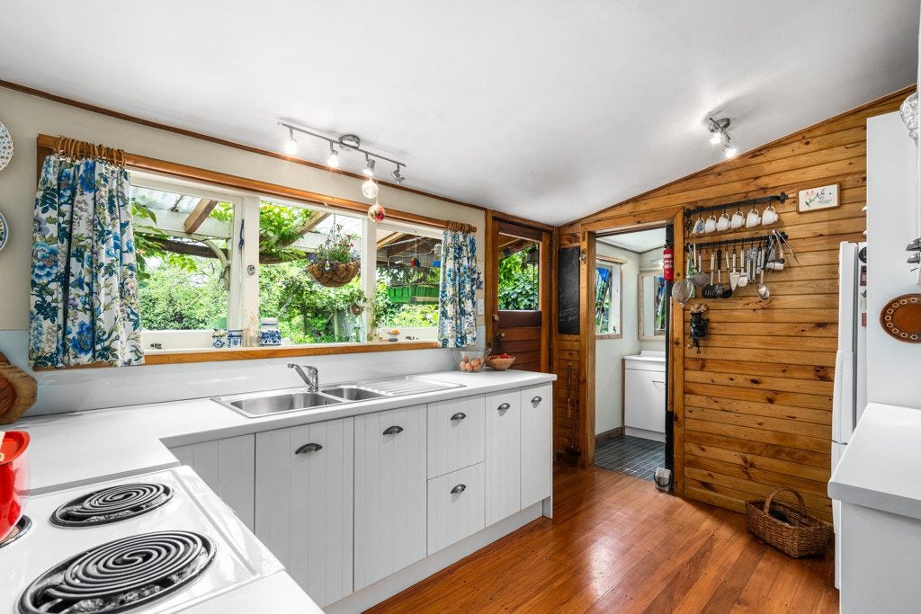 16 Laing Crescent, Heathcote Valley, Christchurch - Carousel 2