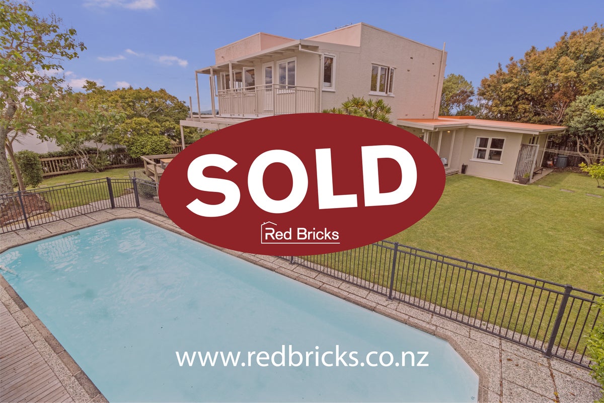 131 Lake Crescent, Hamilton Lake, Hamilton - Carousel 1