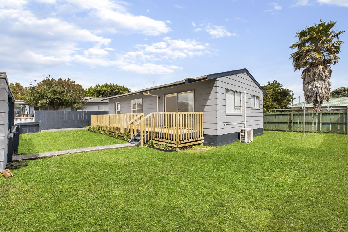 2/11 Justamere Place, Weymouth, Auckland - Carousel 1