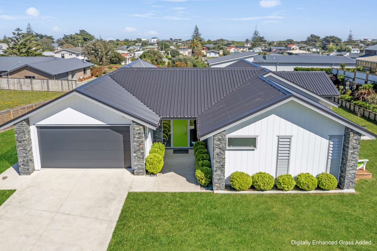 20 Taonui Street, Waitarere Beach, Levin - Carousel 1