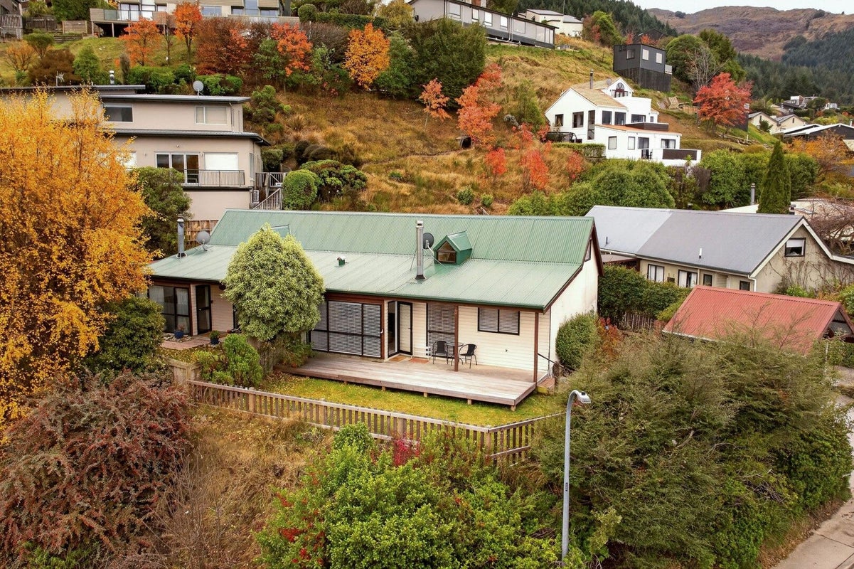 1B Dart Place, Fernhill, Queenstown - Carousel 1
