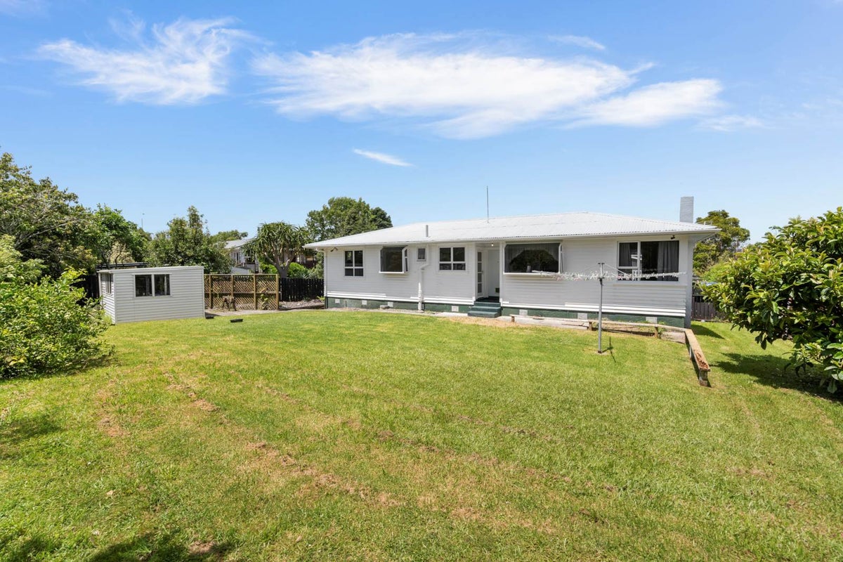 1/8 Ozich Avenue, Te Atatu South, Auckland - Carousel 1