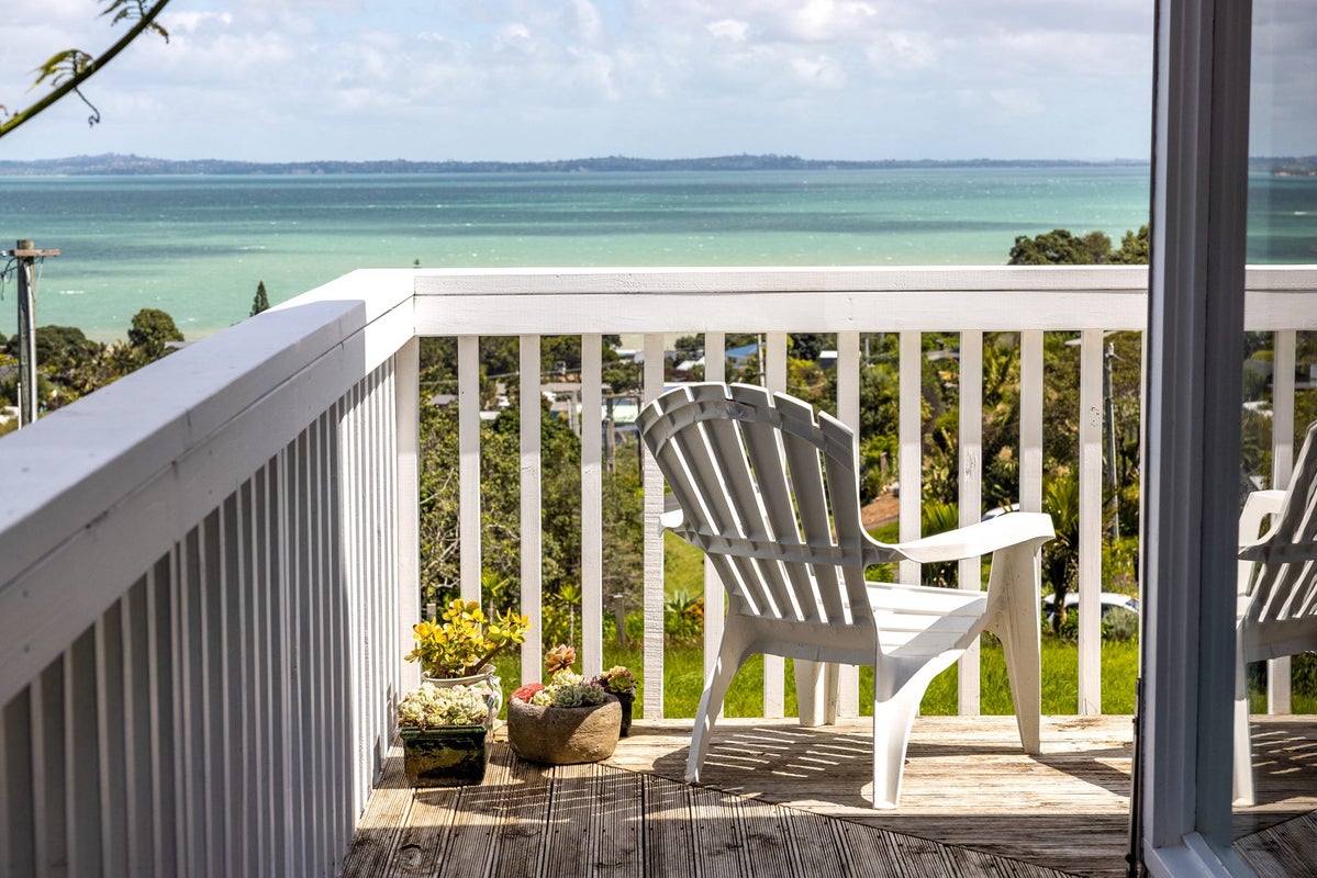 15 Beresford Avenue, Surfdale, Waiheke Island - Carousel 1