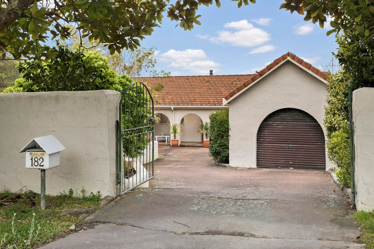 182 Stapleford Crescent, Browns Bay, Auckland - Carousel 2
