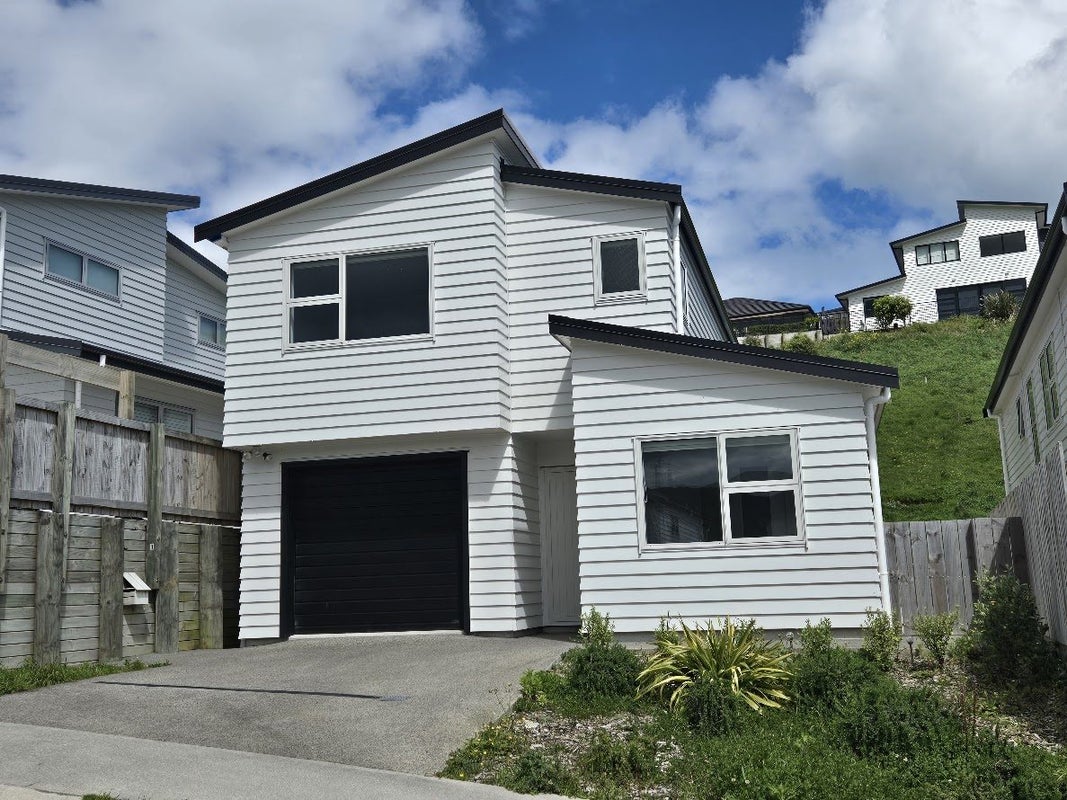 11 Stockport Grove, Churton Park, Wellington - Carousel 1