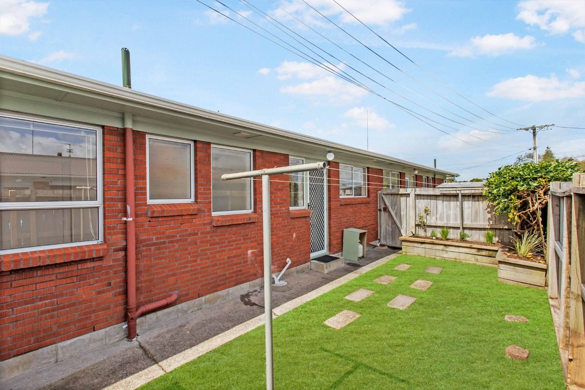 2/5 Sylvan Crescent, Te Atatu South, Auckland - Carousel 13