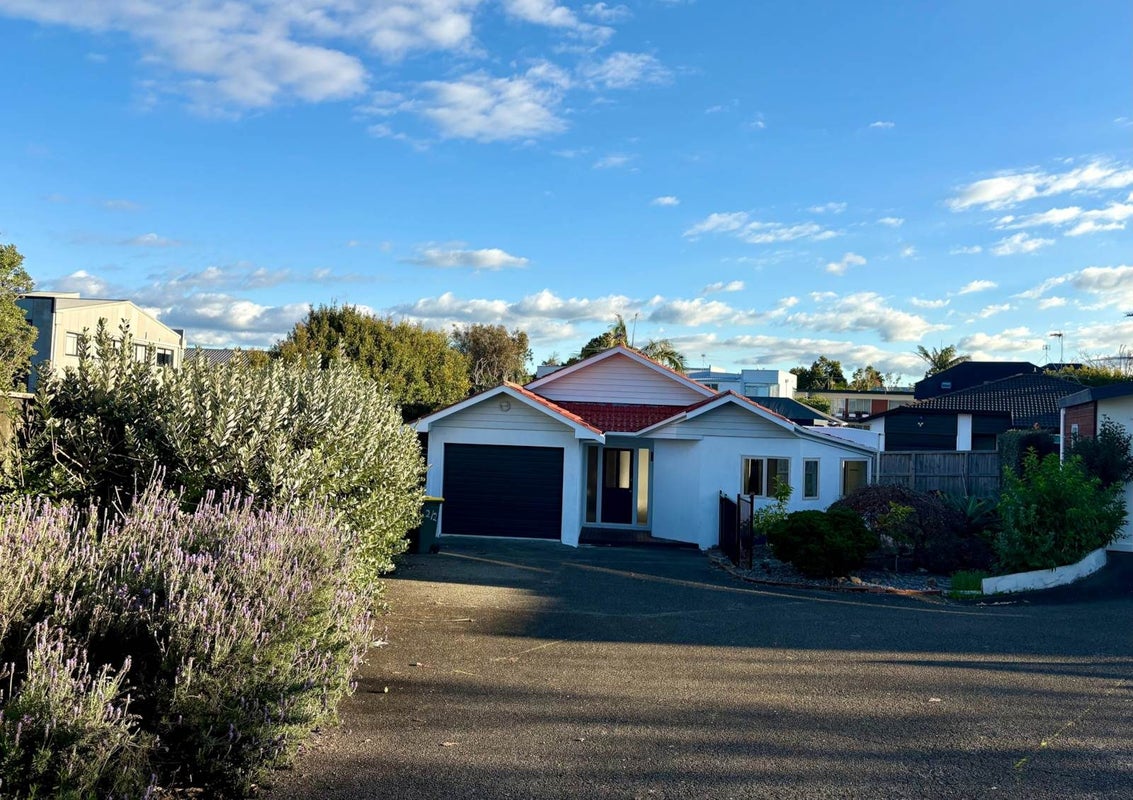 2/2 East Coast Road, Milford, Auckland - Carousel 1