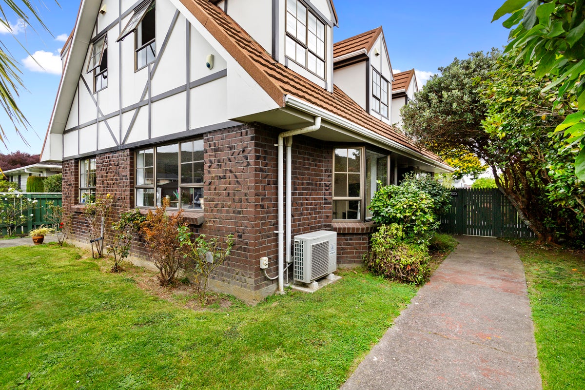 7 De Menech Grove, Avalon, Lower Hutt - Carousel 1