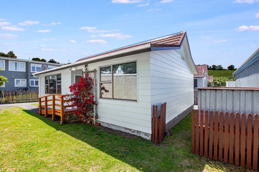 176A Queens Drive, Lyall Bay, Wellington - Carousel 1