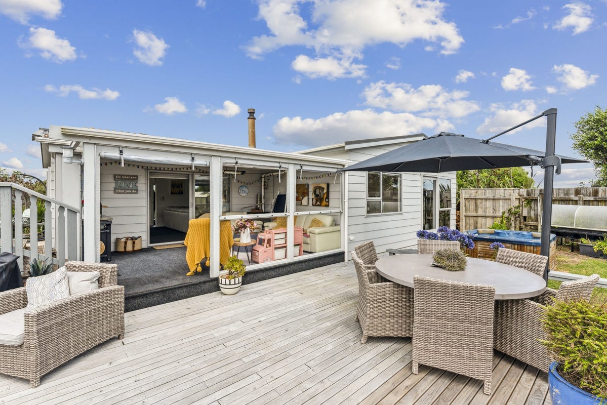 8 Norna Grove, Waikawa Beach, Levin - Carousel 2