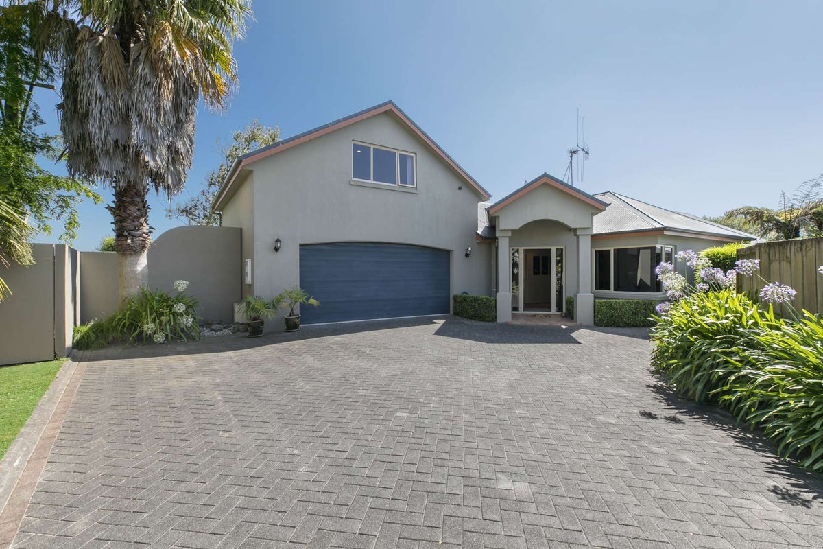 41 Aldona Place, Fairview Downs, Hamilton - Carousel 1