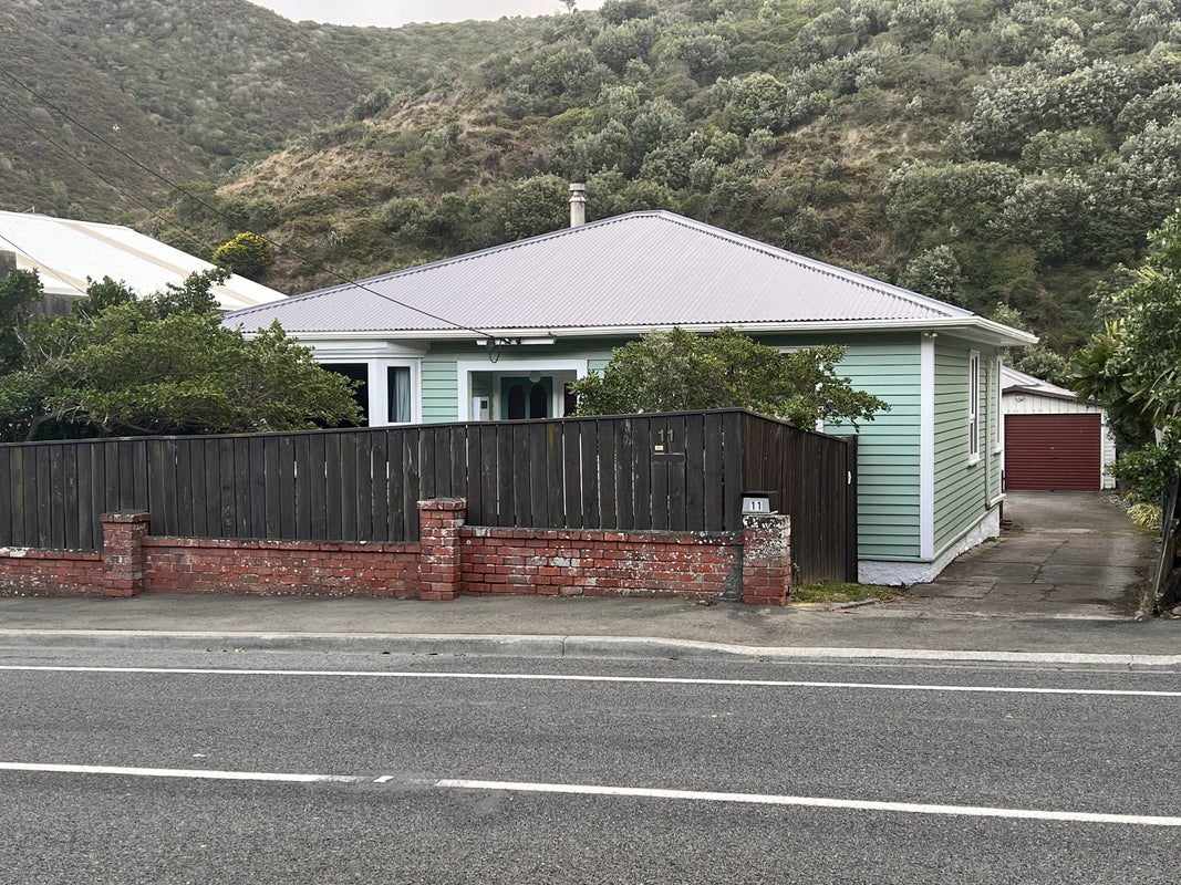 11 Happy Valley Road, Owhiro Bay, Wellington - Carousel 1