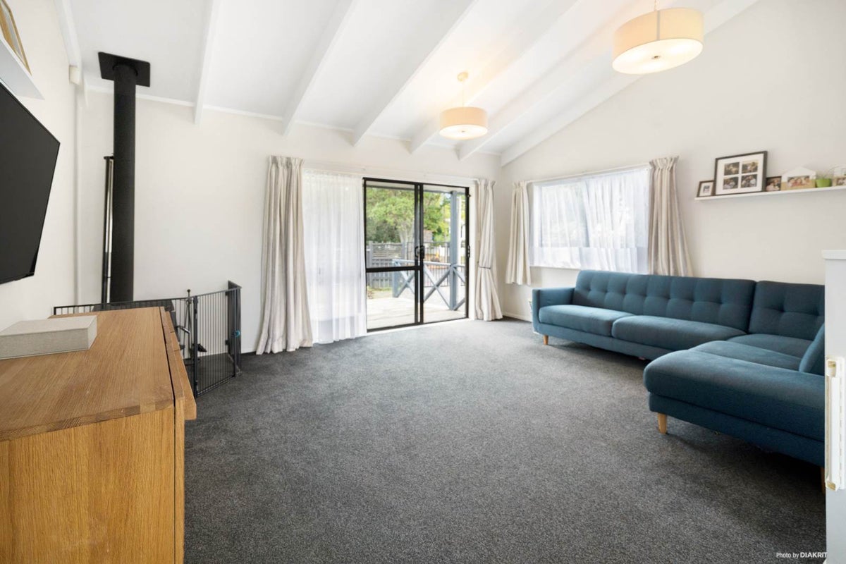 38 Seaward Place, Wattle Downs, Auckland - Carousel 1
