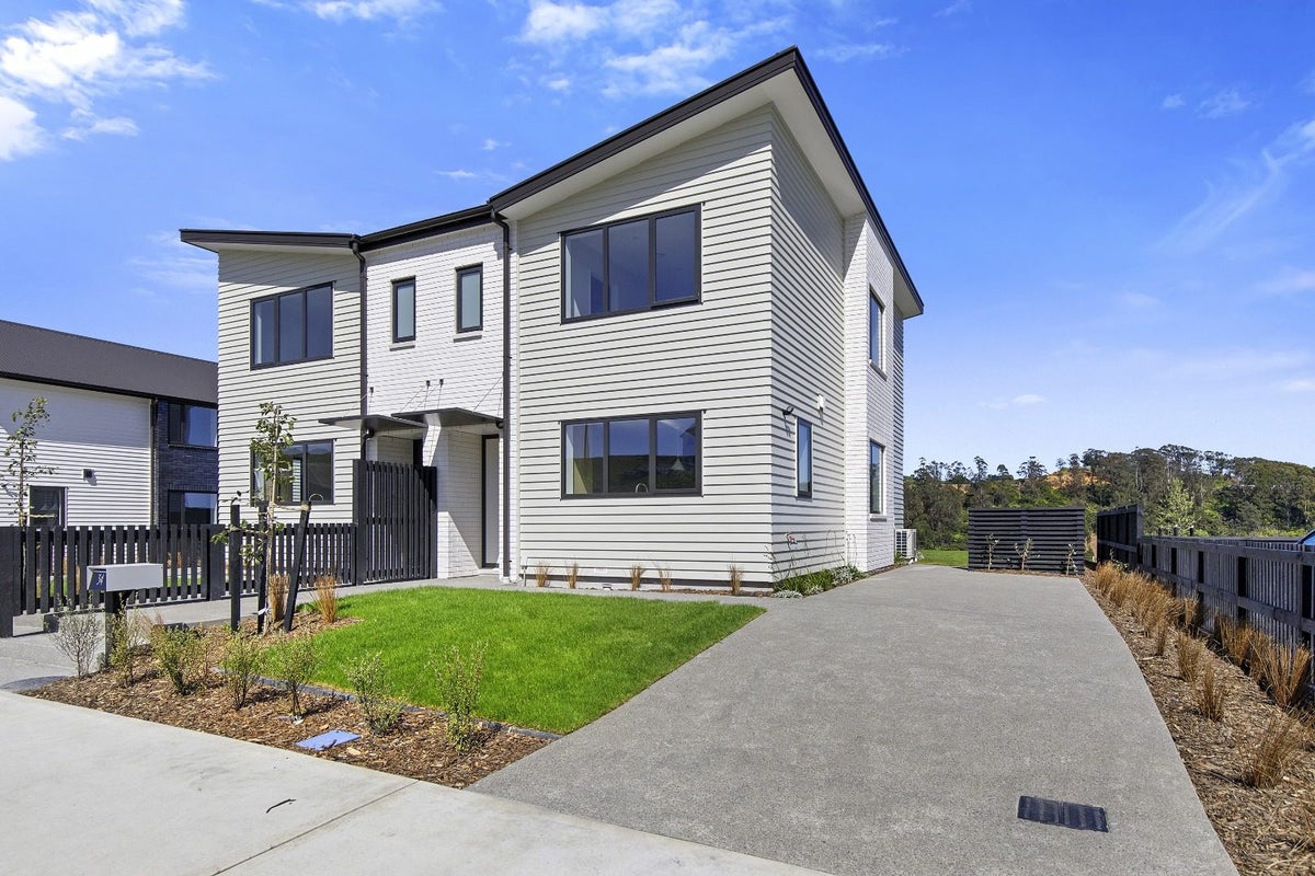 34 Turtleback Avenue, Whitby, Porirua - Carousel 1