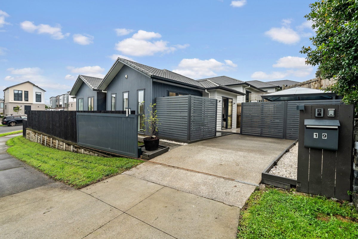 19 Jezero Drive, Massey, Auckland - Carousel 1