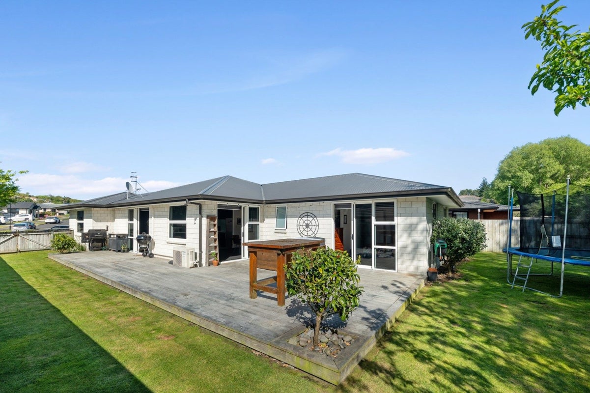 64 Fairfax Crescent, Pyes Pa, Tauranga - Carousel 1