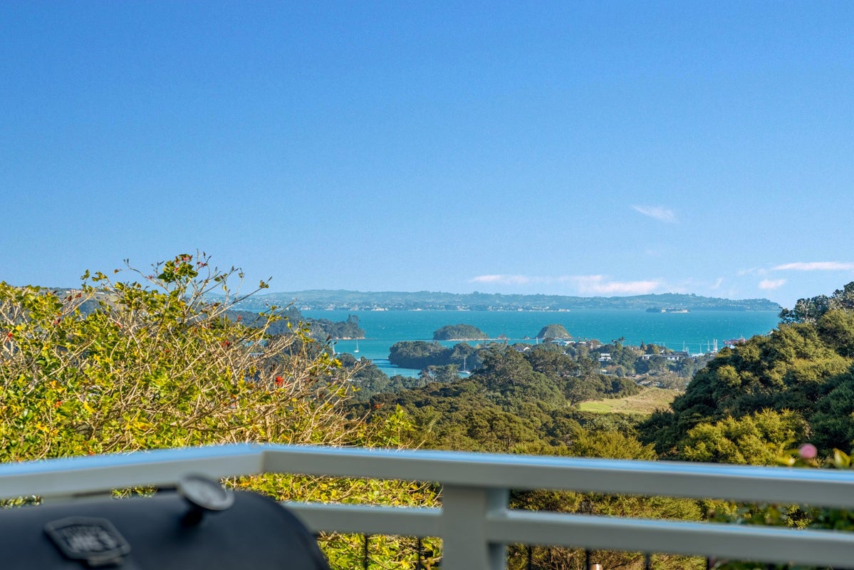 21 Giles Road, Ostend, Waiheke Island - Carousel 1