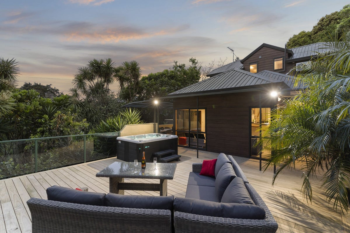 10 Capilano Place, Glenfield, Auckland - Carousel 1