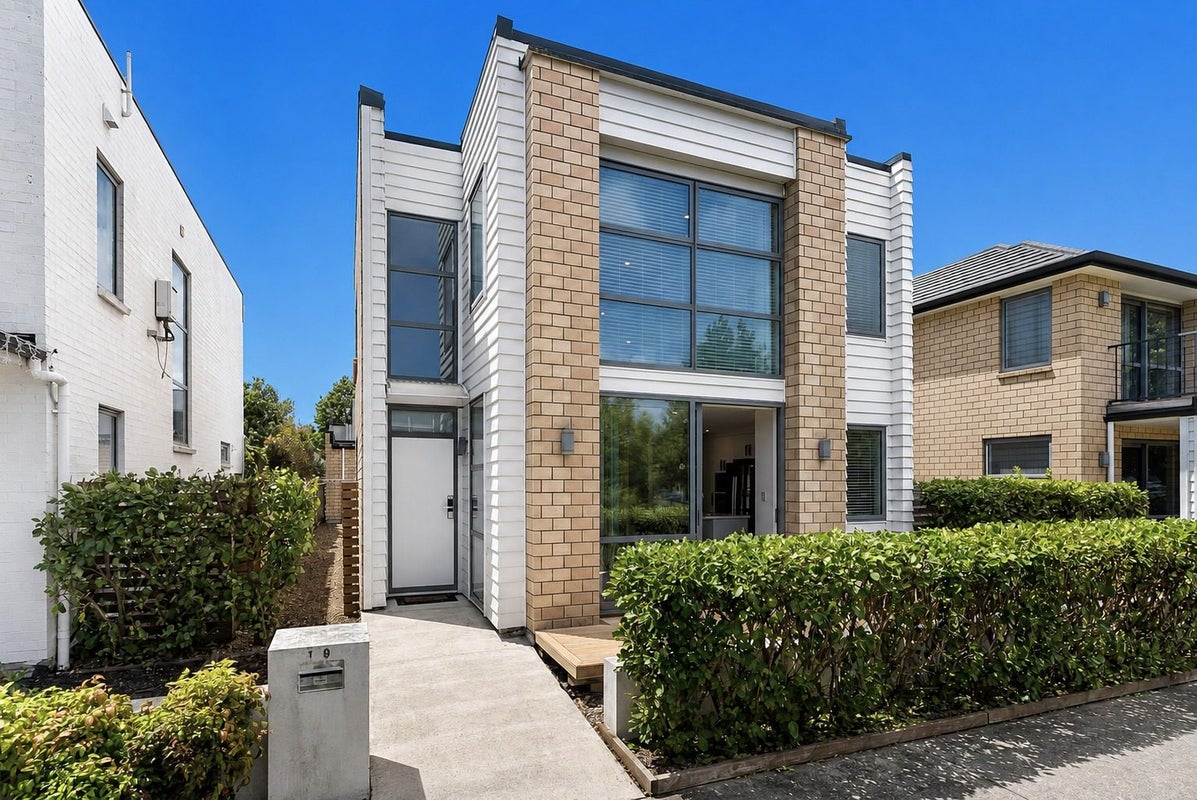 19 Phar Lap Crescent, Takanini, Auckland - Carousel 1