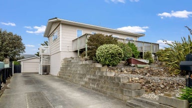 76 Kahukura Avenue, Waitarere Beach, Levin - Carousel 1