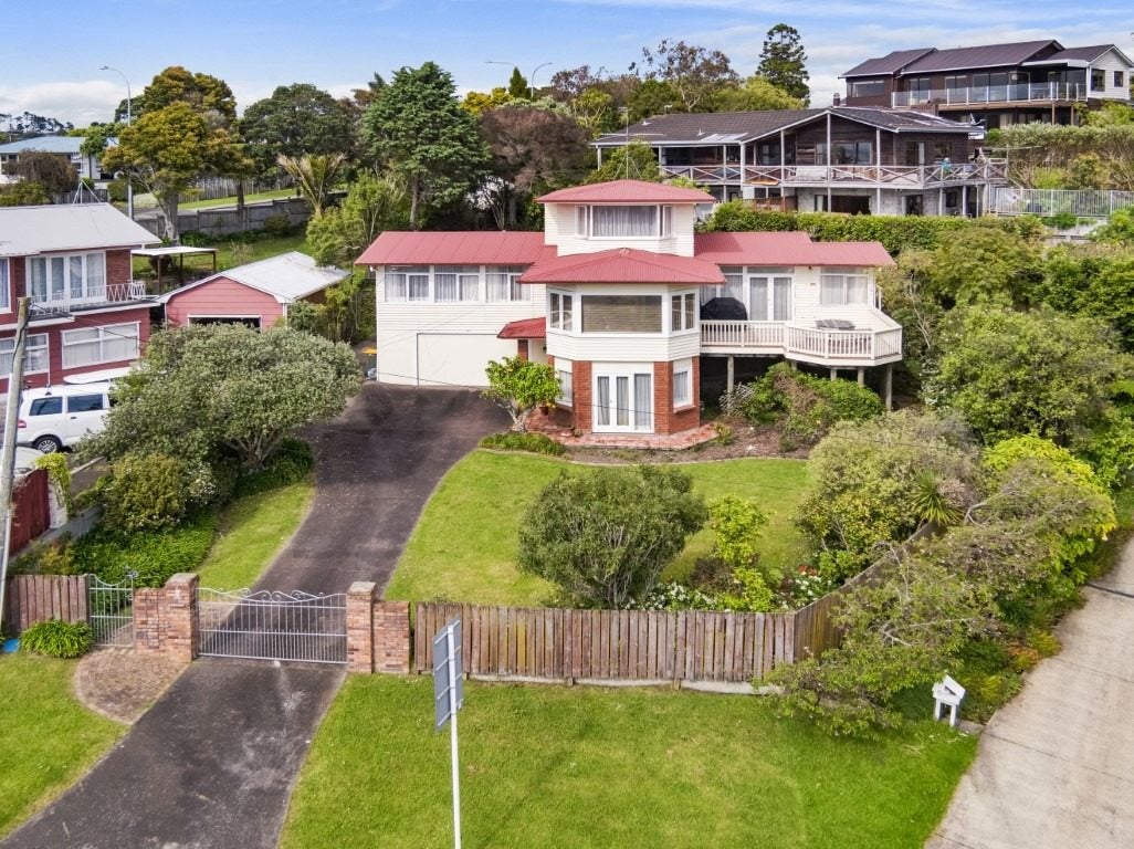 4 Clematis Avenue, Murrays Bay, Auckland - Carousel 1