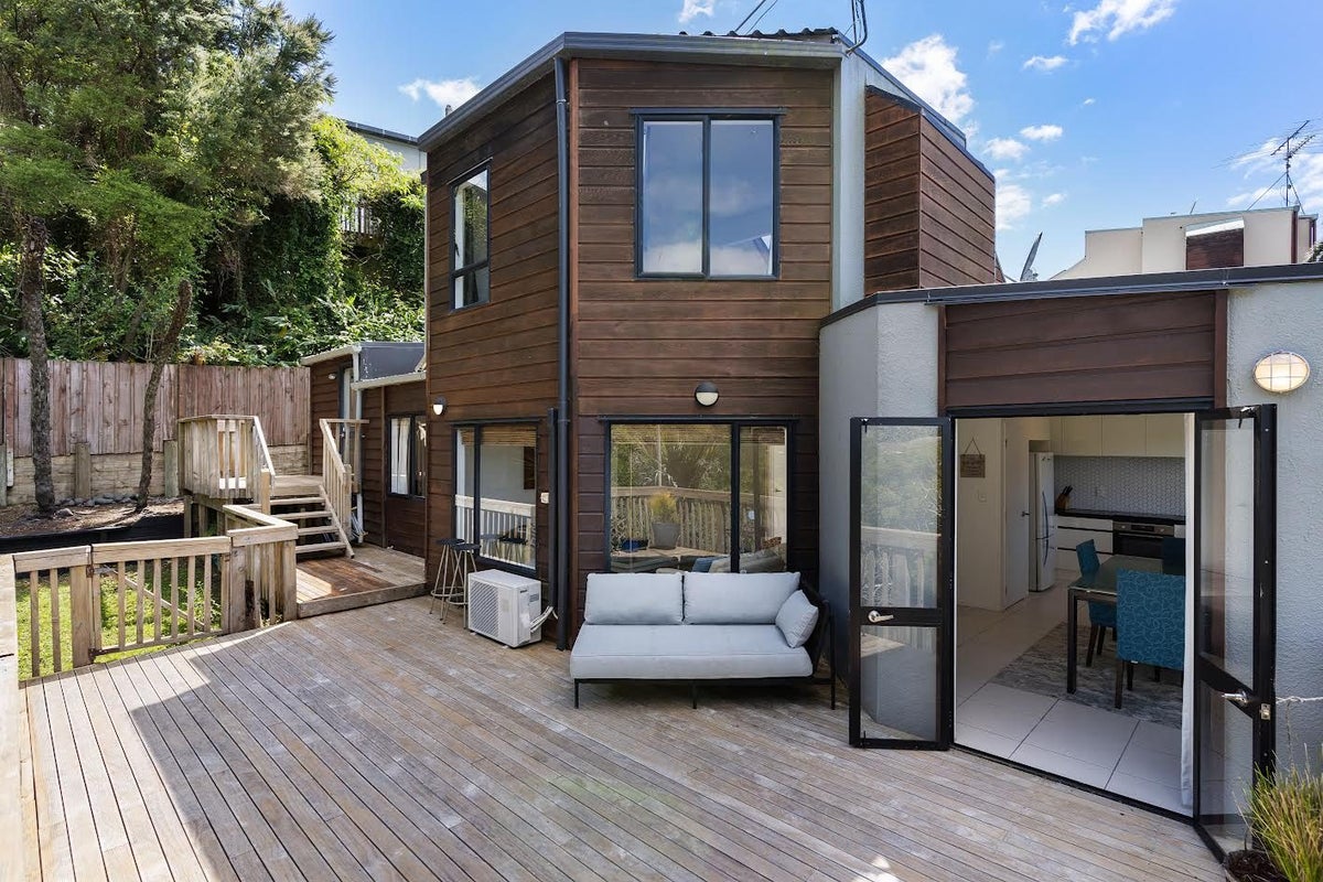 2/2 Deverell Place, Northcross, Auckland - Carousel 1
