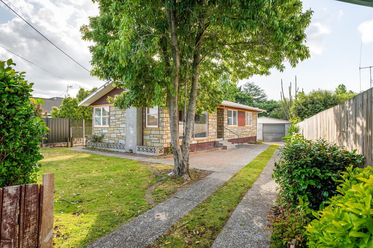 38 Forth Crescent, Glenview, Hamilton - Carousel 1