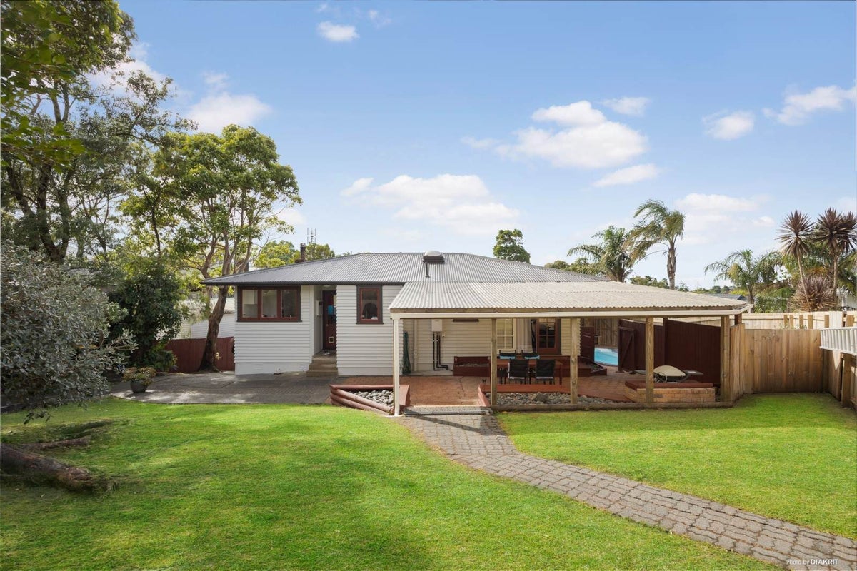 11 Lantana Road, Green Bay, Auckland - Carousel 1