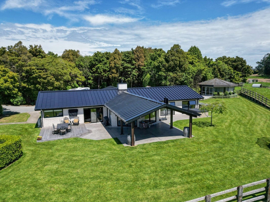 102 Black Road, Otatara - Carousel 1