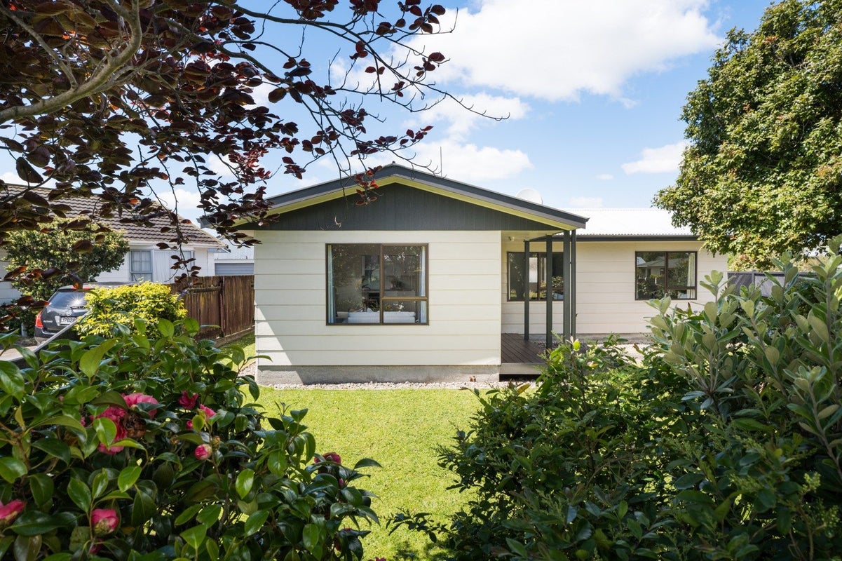 60 Hillcrest Drive, Kelvin Grove, Palmerston North - Carousel 1