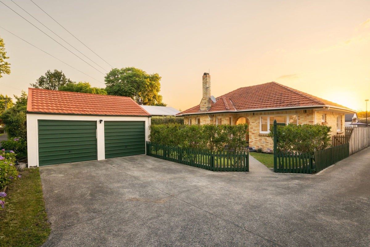 121 Galloway Street, Hamilton East, Hamilton - Carousel 1