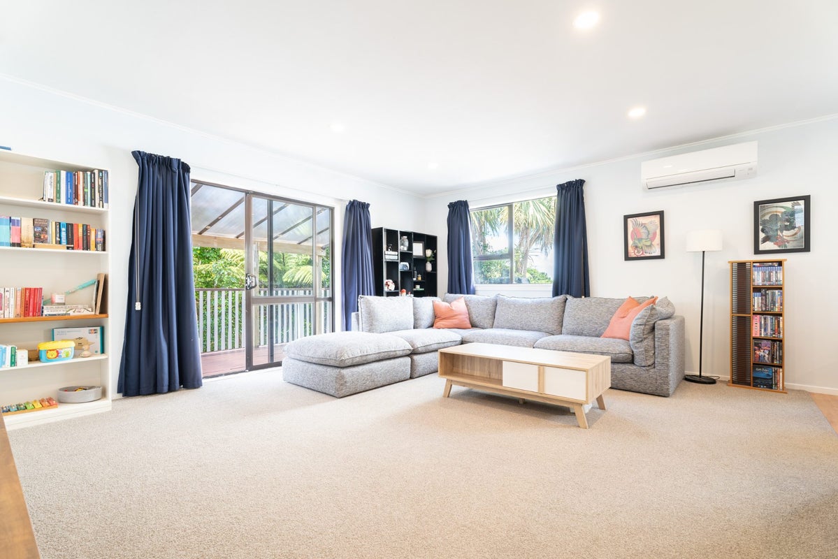 31 Cheltenham Terrace, Newlands, Wellington - Carousel 2
