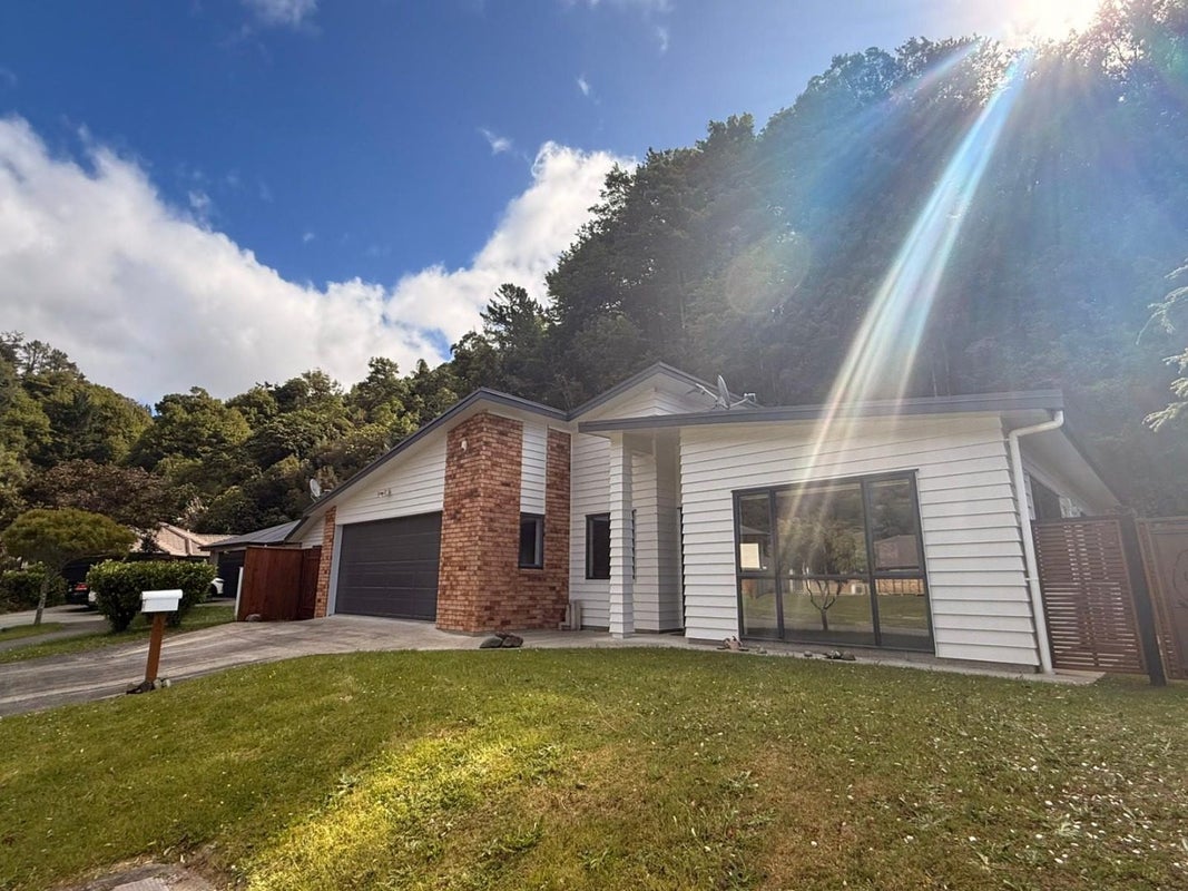 26 Aragon Grove, Kingsley Heights, Upper Hutt - Carousel 1