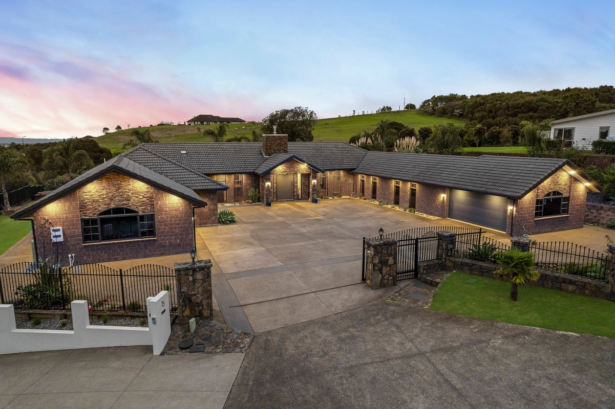 21 Imperial Place, Flat Bush, Auckland - Carousel 1
