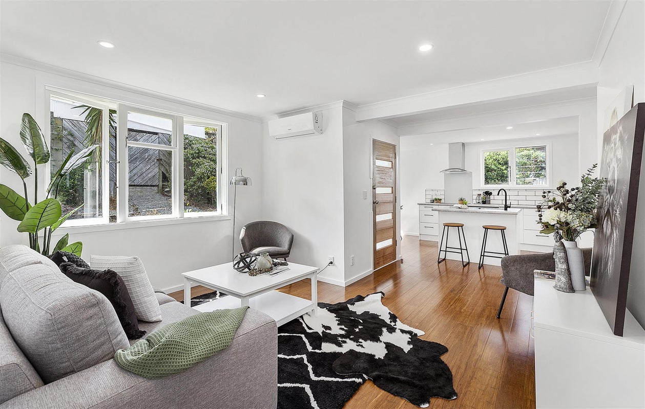 6 Spur Grove, Titahi Bay, Porirua - Carousel 1