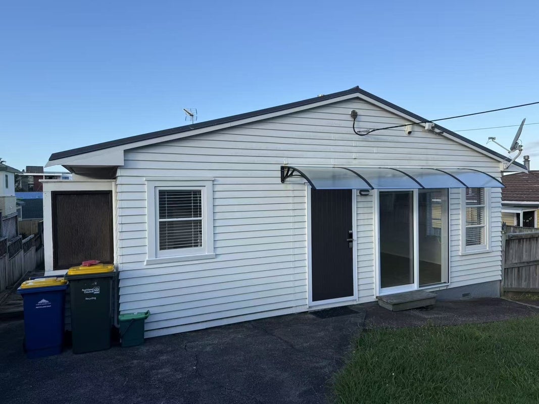 19 Raleigh Road, Northcote, Auckland - Carousel 1