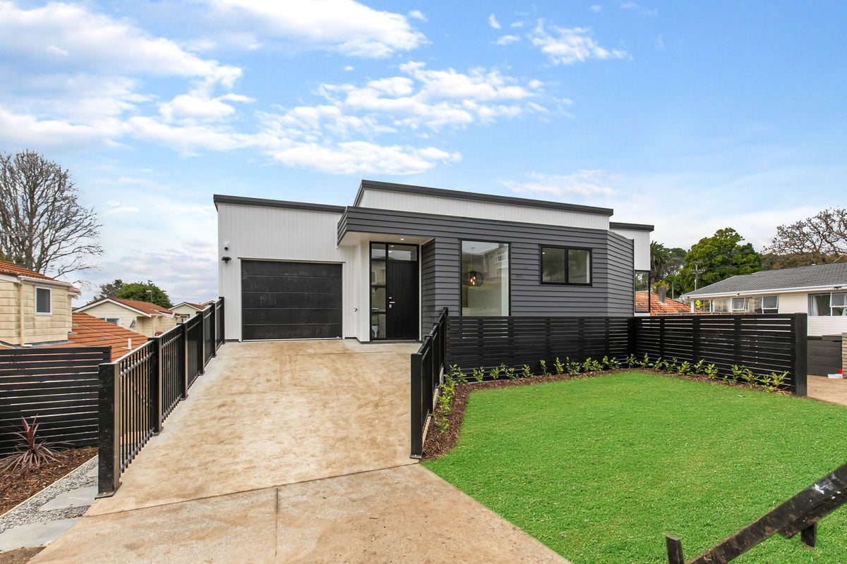 33 Woodward Avenue, Mangere Bridge, Auckland - Carousel 1