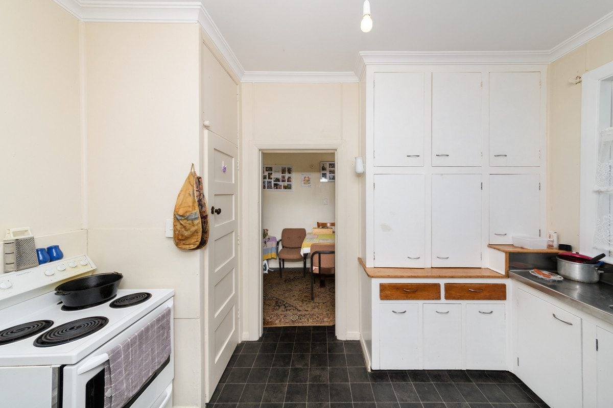 133 Broadway, Marton - Carousel 2