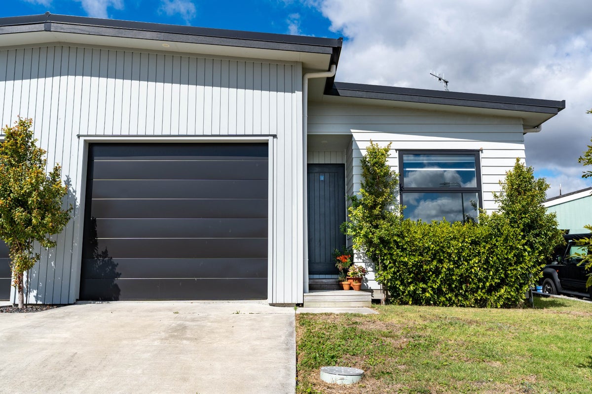 2/31 Russleigh Drive, Dinsdale, Hamilton - Carousel 1