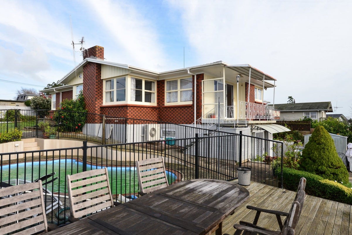 4 Resthill Crescent, Glenview, Hamilton - Carousel 1