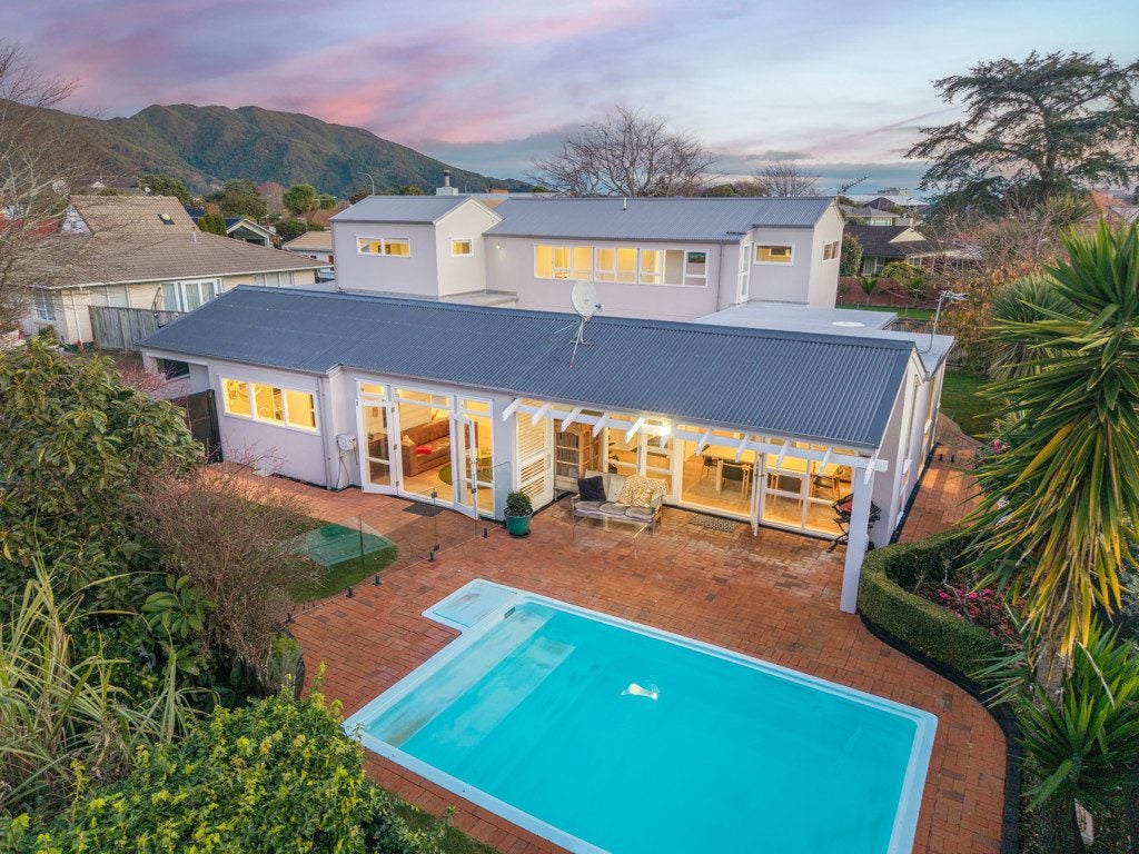 5 Saint Columbans Grove, Boulcott, Lower Hutt - Carousel 1
