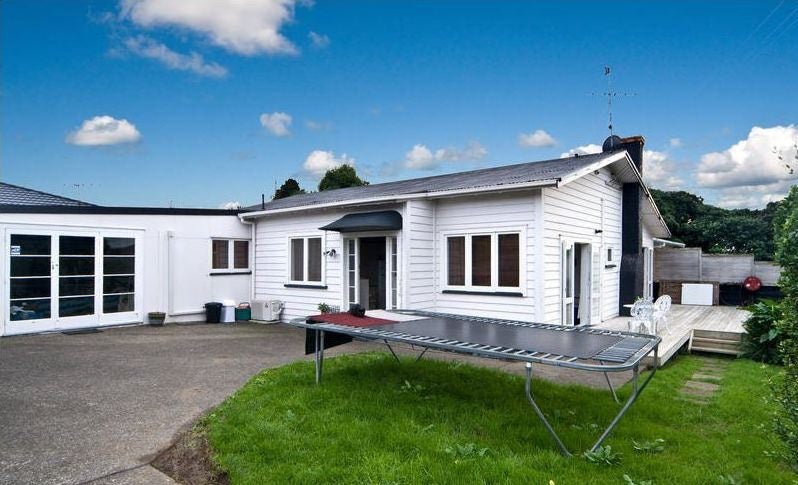 1 Hinekohu Street, New Lynn, Auckland - Carousel 1