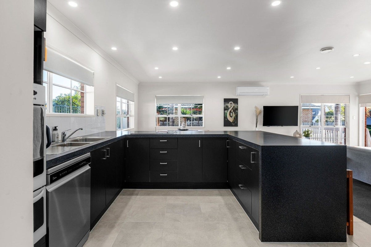 42 Gilbass Avenue, Hamilton Lake, Hamilton - Carousel 2