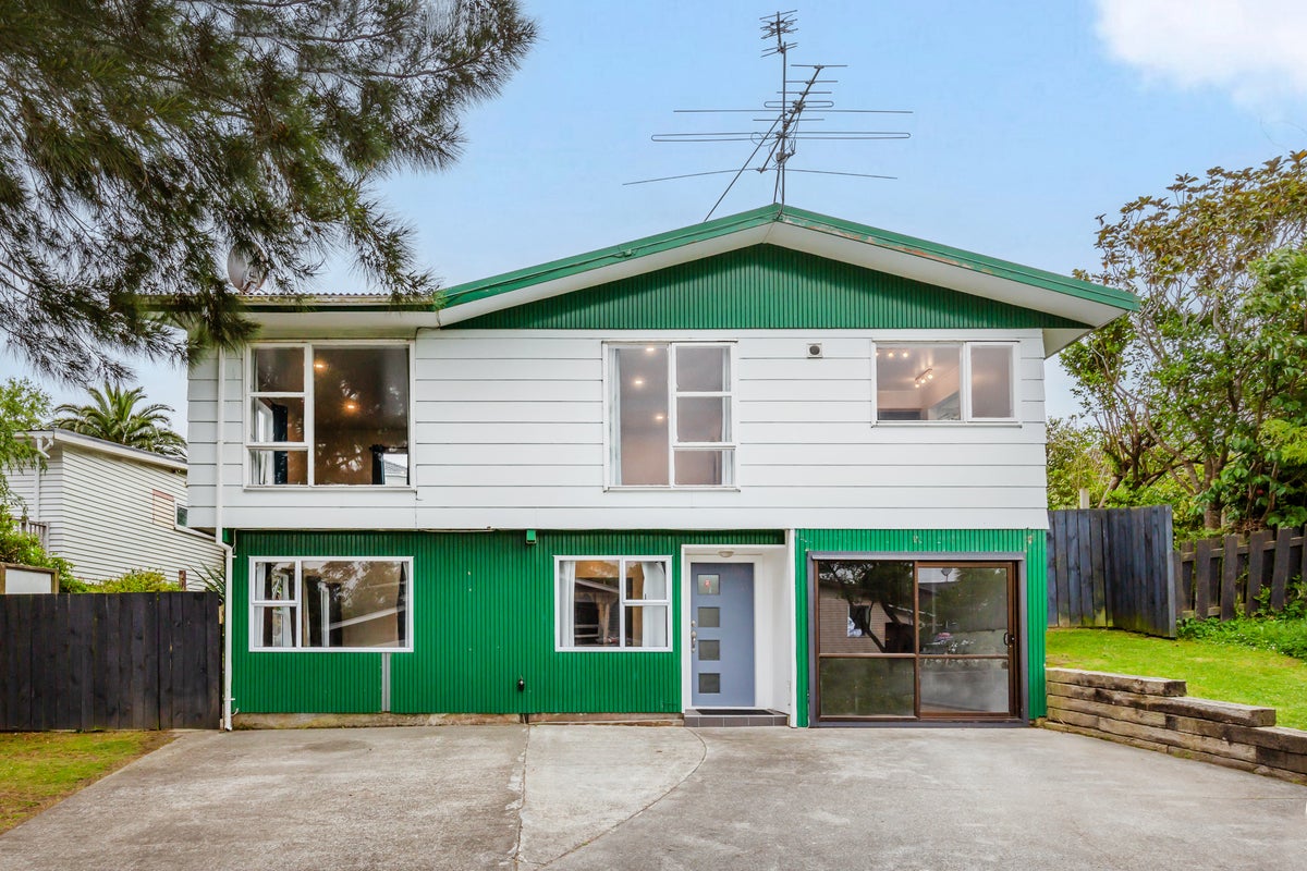 39 Ayton Drive, Whitby, Porirua - Carousel 1